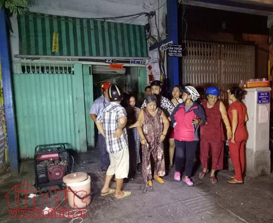 Sập trần nhà 'cổ', nhiều người hoảng loạn khi mắc kẹt bên trong ảnh 1